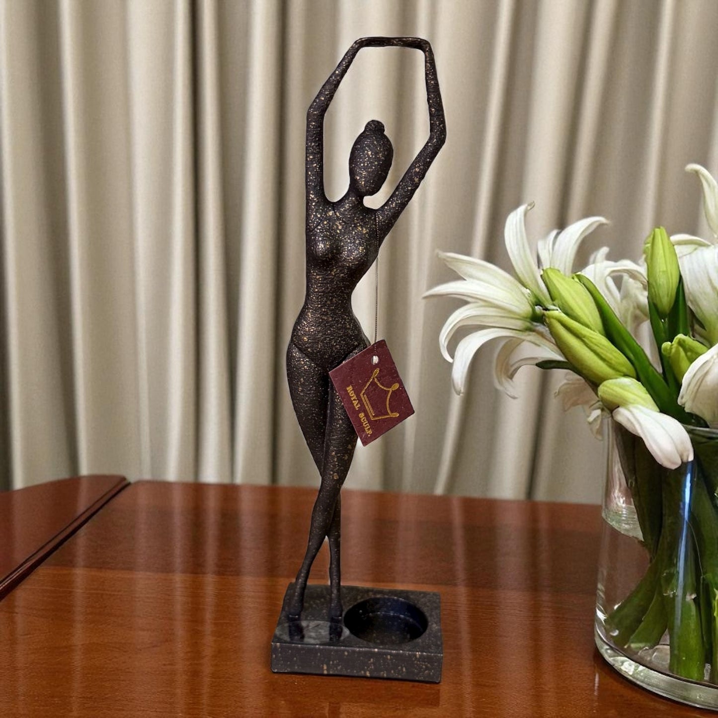 Skulptur „Florence“ mit Teelichthalter – Steingrau