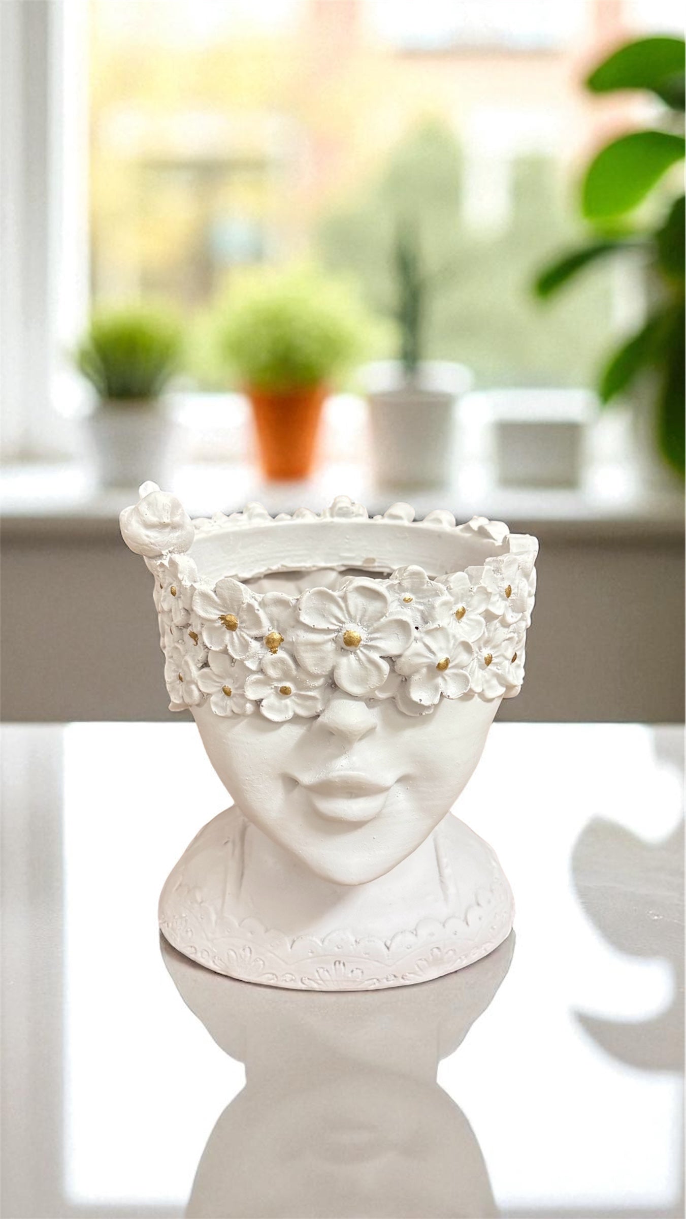Skulpturaler Blumentopf „Flora“ – in Weiß oder Silber