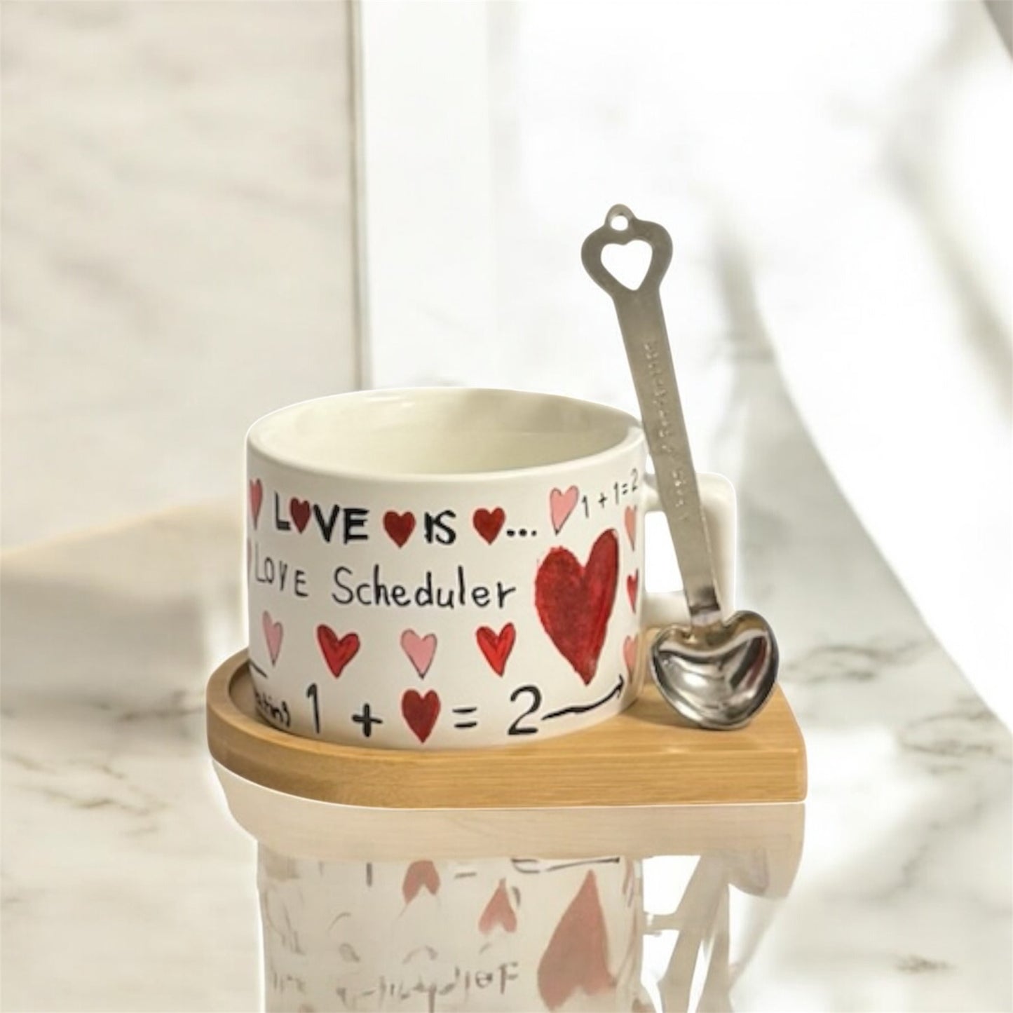 Love Mug – Love Scheduler | Tasse mit Herzlöffel & Bambusuntersetzer