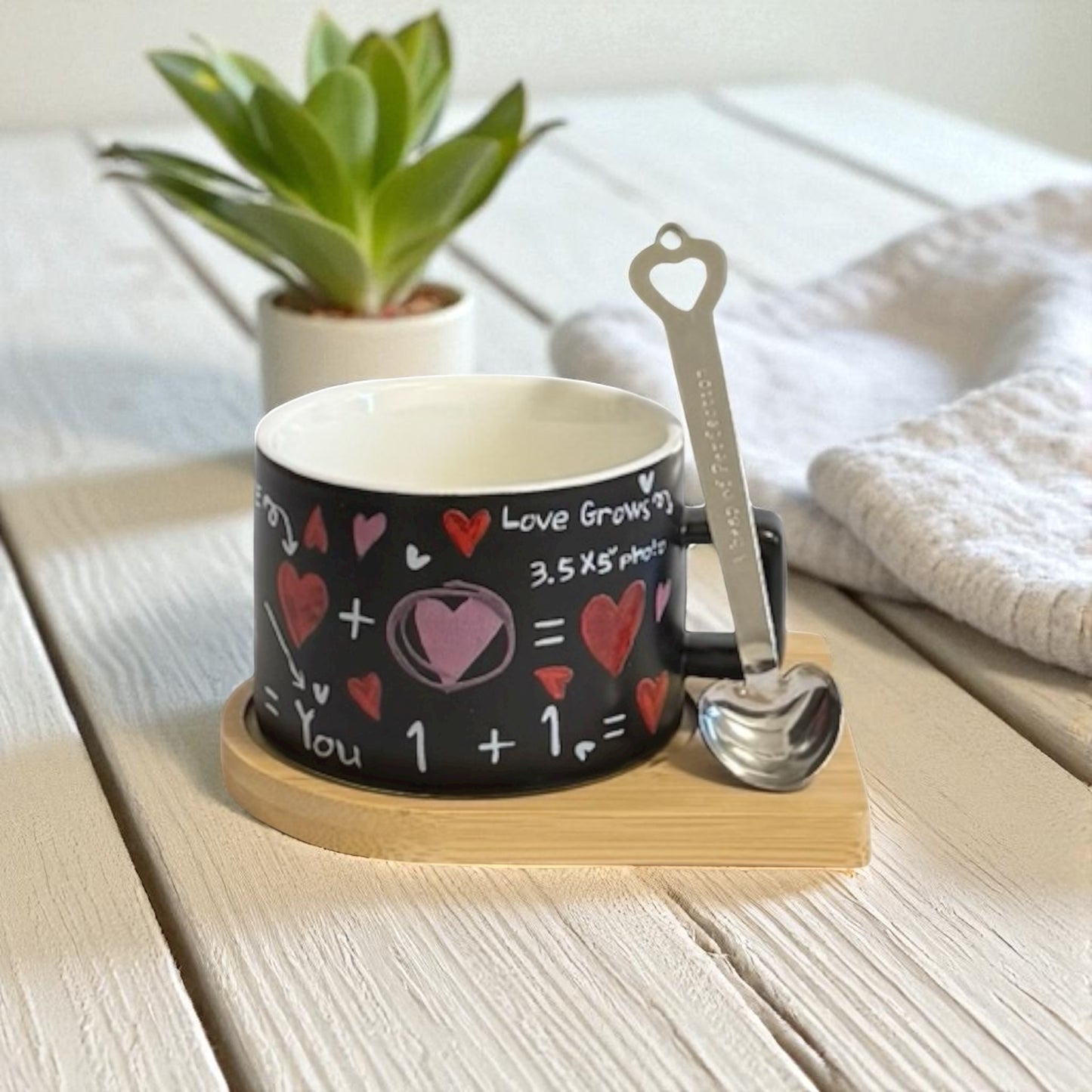 Love Mug – Love Formula | Tasse mit Herzlöffel & Bambusuntersetzer