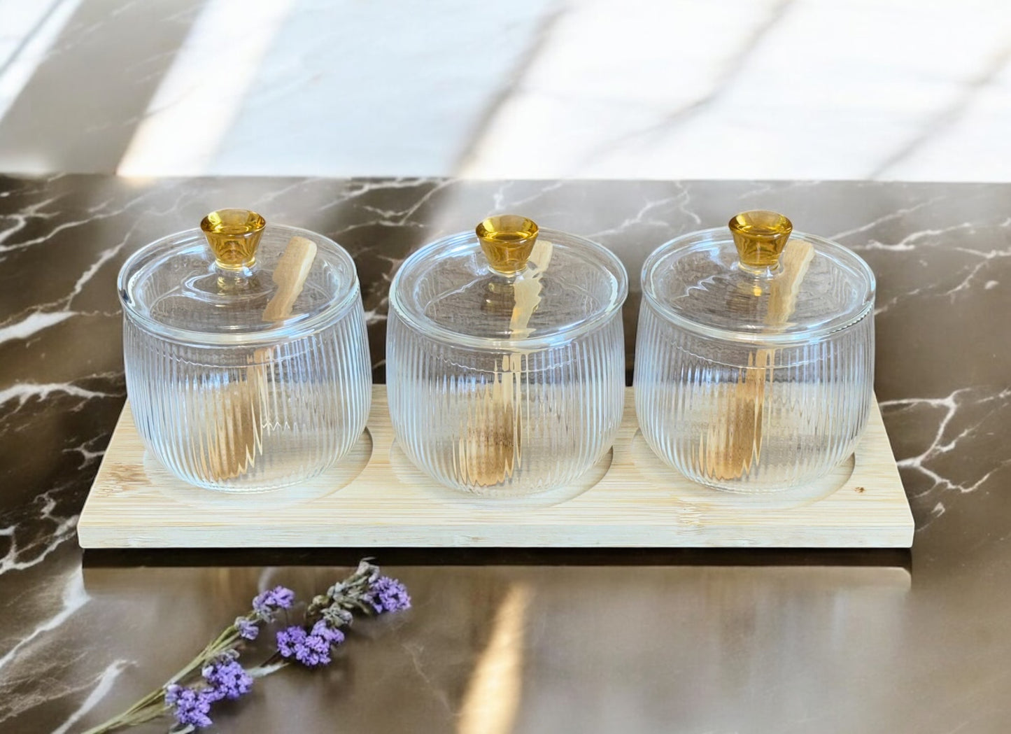 Elegantes Gewürzgläser-Set mit goldfarbenem Knauf & Bambuslöffeln (3-teilig)