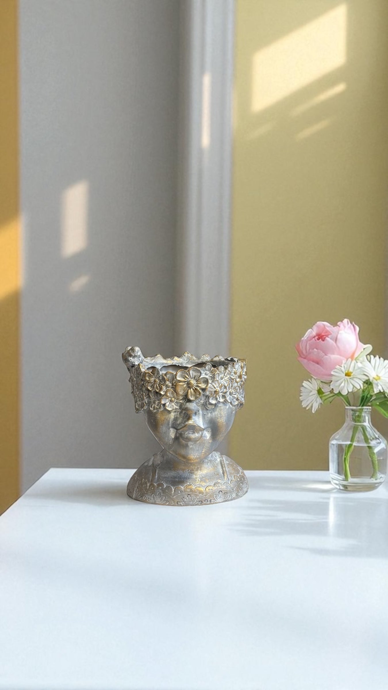 Skulpturaler Blumentopf „Flora“ – in Weiß oder Silber