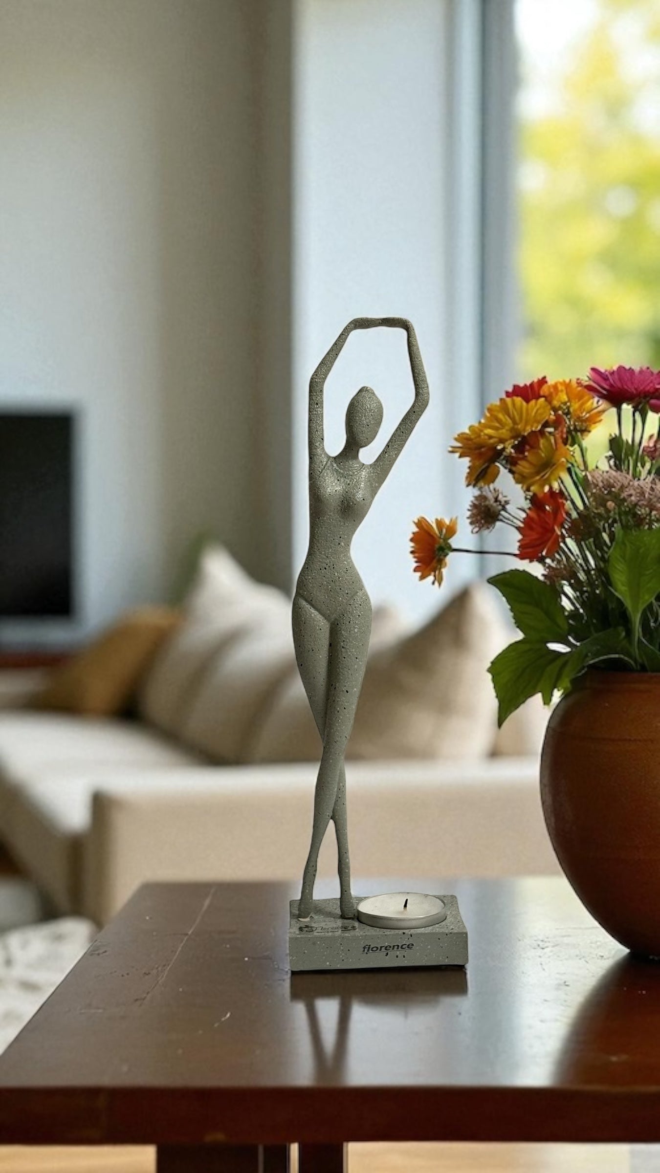Skulptur „Florence“ mit Teelichthalter – Steingrau