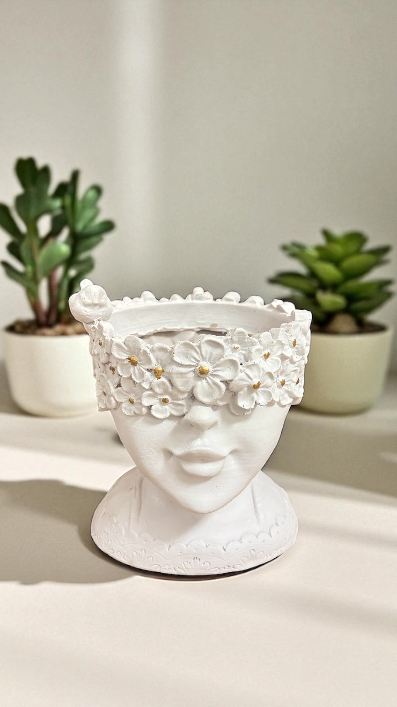 Skulpturaler Blumentopf „Flora“ – in Weiß oder Silber